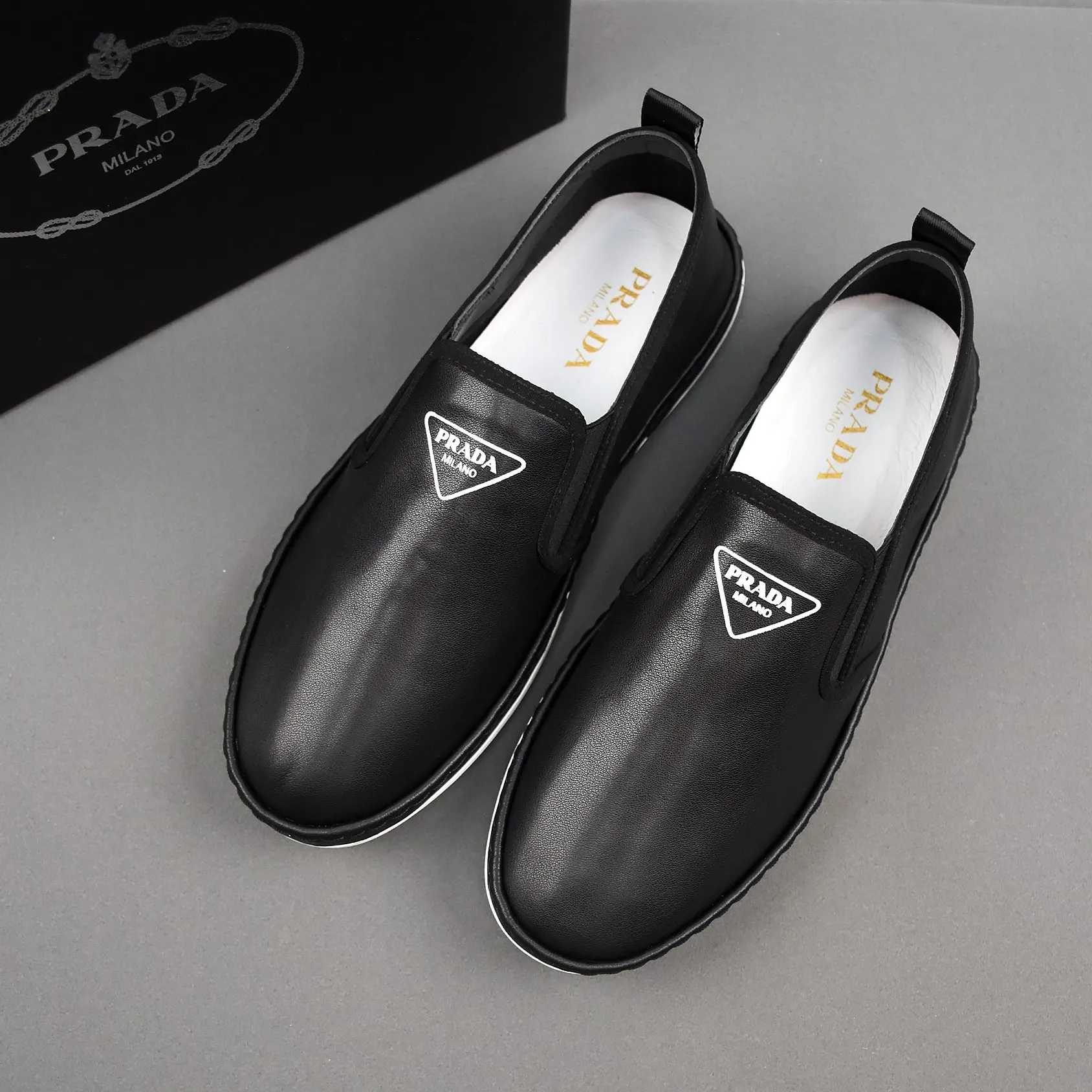 PP380👟👟👟Prada [Prada] Soft-soled and soft-surface casual leather shoes. The uppers are made of comfortable and soft first-layer cowhide and super-soft rubber outsole. Men's size 38-44.